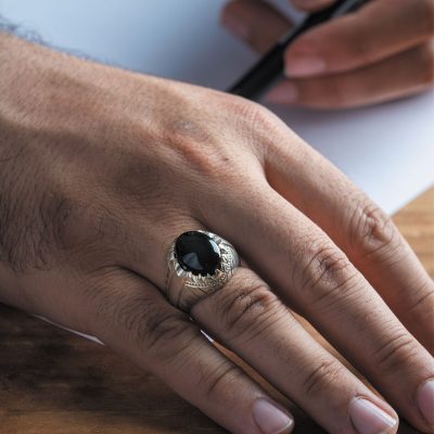 در بعضی از کشورها انگشترهای بزرگ با سنگهای قیمتی نشاندهنده ثروت و قدرت است.