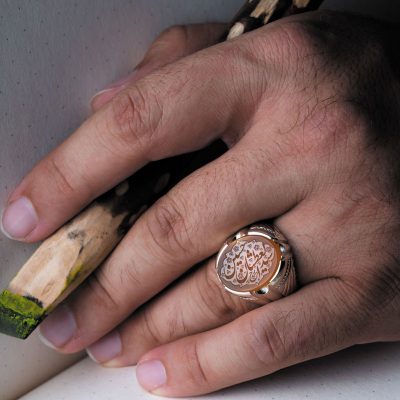 نگین عقیق زرد یمن با حکاکی «سید العطشان حسین» و امضاء حیدر، ابعاد 12*17 میلی‌متر