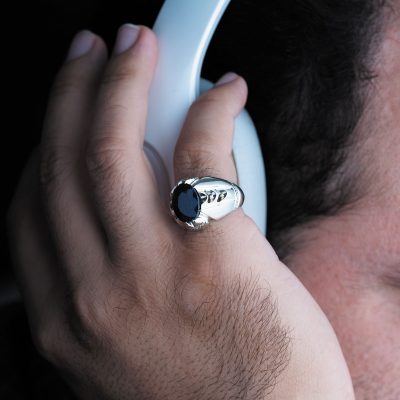 یاقوت کبود محرک تمرکز، افزایش خلاقیت و ارتقای خلوص و عمق فکر است.