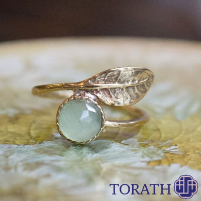 یشم با قرارگیری روی چاکرای قلب به بازسازی بافت آن کمک می‌کند.