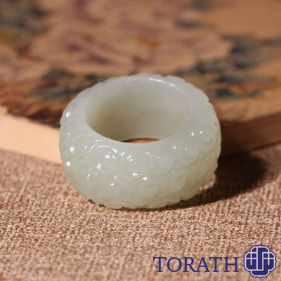 یشم سفید انرژی را به سازنده‌ترین راه هدایت کرده و حواس‌پرتی را درمان می‌کند.