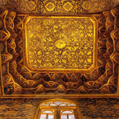 بقعه شیخ صفی به ده‌ها اثر بدیع در مضامین مختلف رشته‌های هنری شامل عالی‌ترین نوع کاشی‌کاری، معرق، مقرنس، گچ‌بری، کتیبه‌های نفیس و ... در دوران صفوی اشاره دارد.