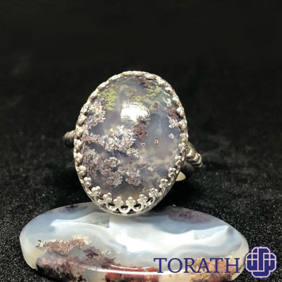 عقیق شجر اصل نسبت به نمونه‌های مصنوعی آن دارای وزن بیشتری است.