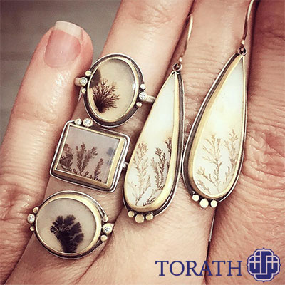 عقیق شجر اصل معمولاً دارای زمینه بی‌رنگ، سفید تا خاکستری است که در آن اجزای درخت‌مانند به صورت سه بعدی به رنگ قهوه‌ای و سیاه قابل مشاهده است.