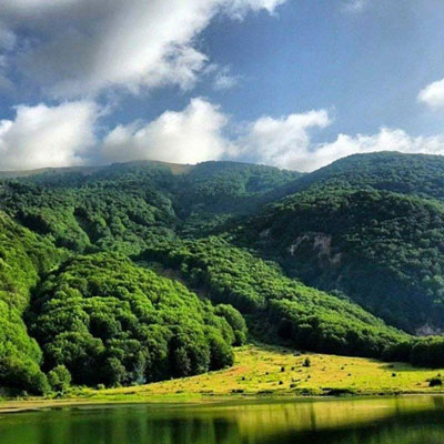 دریاچه یسان، دریاچهای طبیعی با هوای بسیار مطبوع و مناظر بکر است.