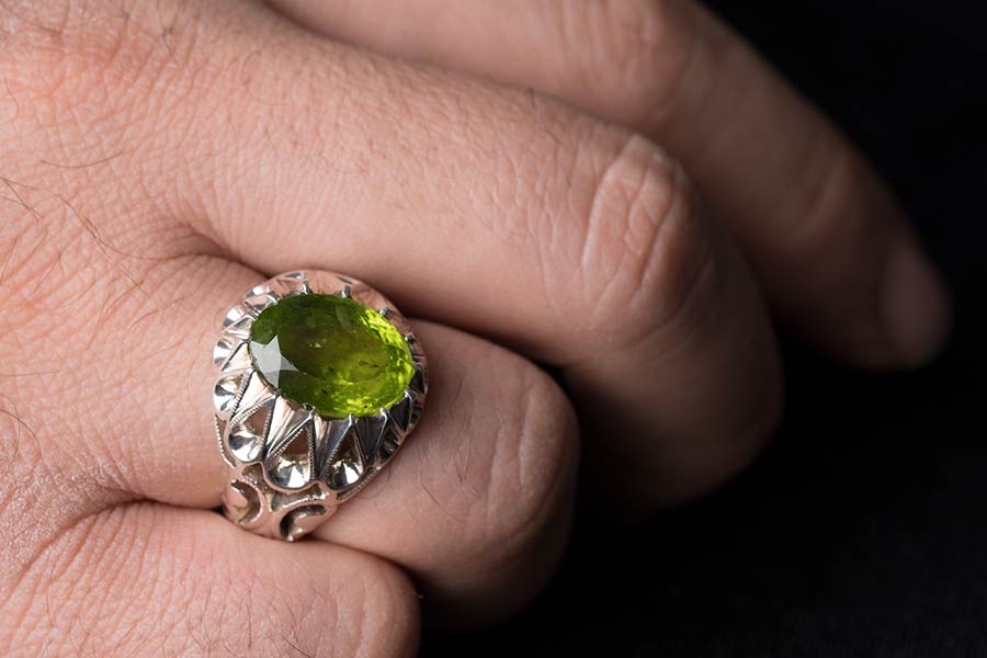 انگشتر بیدو، مزین به نگین سبز خالص و سیر