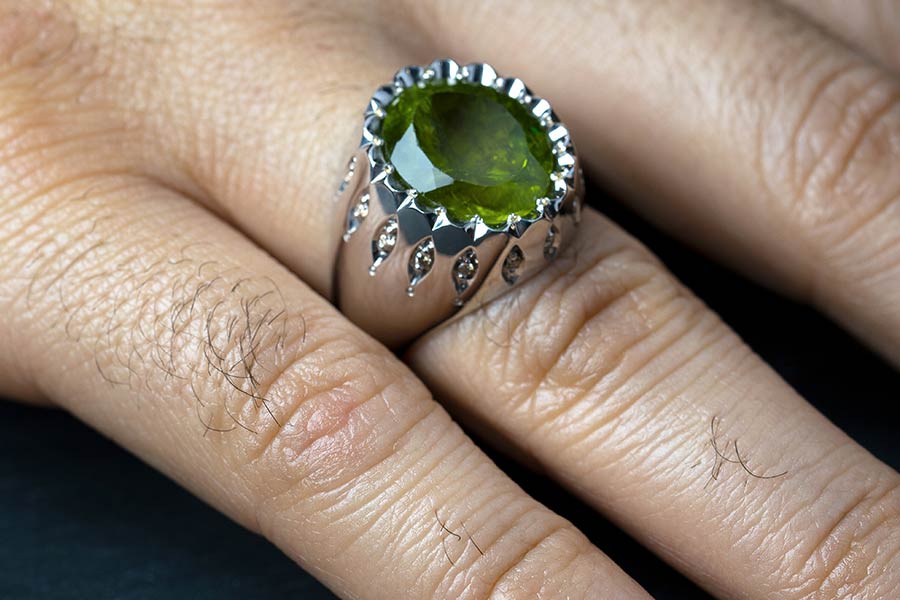 انگشتر توسکا، مزین به نگین زبرجد اصل