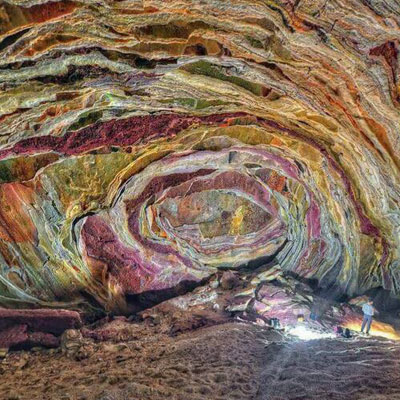 غار رنگین کمان، نگینی رنگین و شگفتآور در میان کوههای نمکی و رنگارنگ جزیره هرمز است.