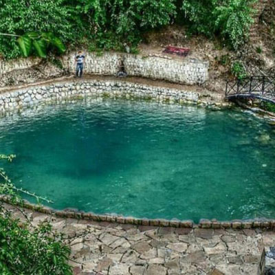 چشمه طبیعی زرین گل دارای آبی سرد در تابستان و آبی گرم همراه با بخار در زمستان است.