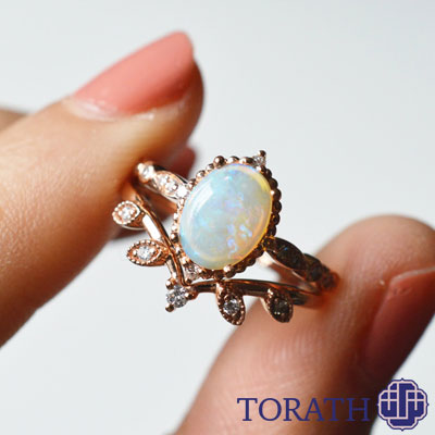 اوپالهای ماتریسی بیشتر در سنگهای رسوبی مثل ماسه سنگ، سنگ آهک و چرت به وجود میآید.