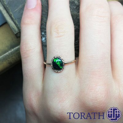 اوپال سبز همان سنگی است که عاشقان در مواقع سختی یا بحران از آن استفاده می‌کنند.