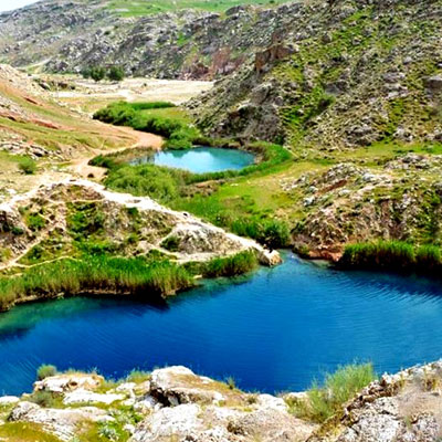 دریاچهی دوقلوی سیاه گاو مهمترین پدیدهی گردشگری آبدانان از توابع ایلام است که به عنوان تنها دریاچه دوقلوی ایران شناخته میشود.