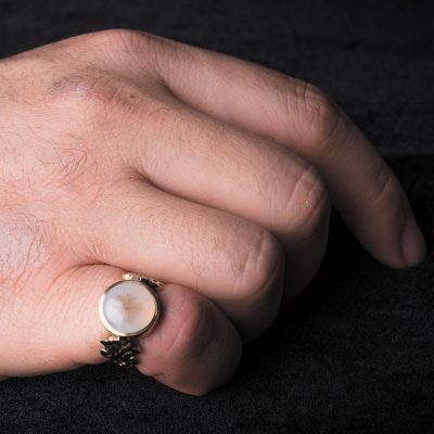 افرادی که نمادهای طالعبینی را دوست دارند، انگشت کوچک را با ویژگیهای هوش، تشخیص و ترغیب مرتبط میدانند.