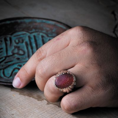 نگین عقیق سرخ یمن با حکاکی «امیری حسین و نعم الأمیر» امضاء وفی، ابعاد 14*20 میلی‌متر
