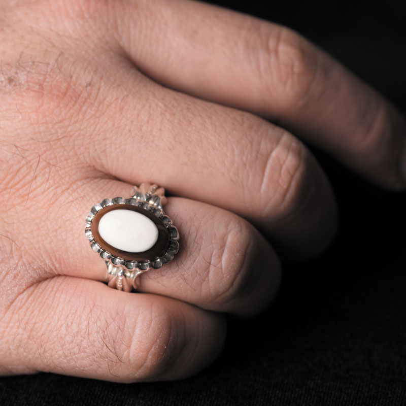 نگین عقیق (دو پوست) سفید و قهوه‌ای یمن، ابعاد 13*16 میلی‌متر