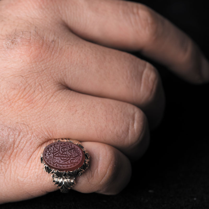 نگین عقیق سرخ یمن با حکاکی «ذکر علی عباده» امضاء حیدر، ابعاد 14*11 میلیمتر