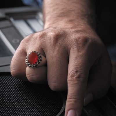 نگین عقیق قرمز یمن با تراش چندوجهی، ابعاد 11*14 میلی‌متر