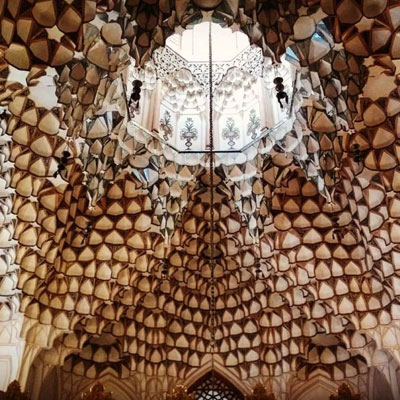 بقعه تکیه ابوالمعالی کلباسی با ساختار هشت و نیم هشت دارای نورگیرهایی گستردهی است که مسئولیت نوررسانی به بخشهای داخلی را بر عهده دارند.