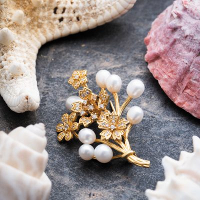 مرواریدهای طبیعی و پرورشی در اثر سایش روی دندان یا ناخن به راحتی خراشیده می‌شوند.