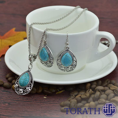 فیروزه تبتی از منطقه اطراف لهاسا در هیمالیا استخراج میشود و معمولاً رنگ آن از سبز-آبی تا سبز و آبی روشن متغیر است.