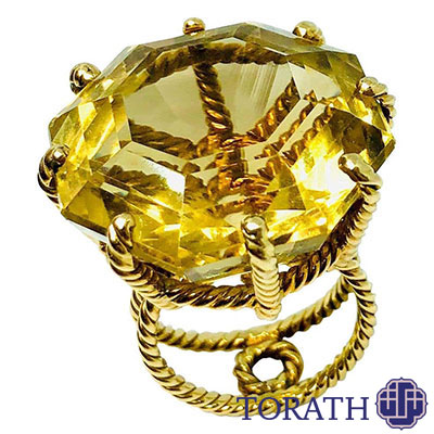 این انگشتر زیبا دارای یک سنگ مرکزی سیترین بسیار بزرگ (تقریباً 50 قیراط) است.