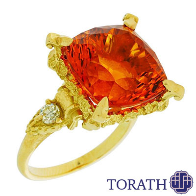 سنگ مرکزی سیترین آتشین 14.81 قیراطی به ابعاد 14.8 در 14.8 میلیمتر است.