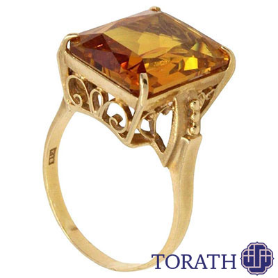 سیترین طلایی ریترو به صورت ماهرانهای در یک رکاب طلای زرد 18 عیار قرار گرفته است.