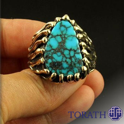 فیروزه چینی معمولاً تثبیت شده است؛ بدین معنی که برای سخت شدن سنگ، اپوکسی شفافی قبل از نصب روی سطح آن اعمال میشود.