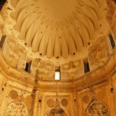 برج علی‌آباد یا برج کشمر به شیوه معماری اواخر قرن هفتم هجری ساخته شده‌ و به سبک معماری دوره سلجوقیان نزدیک است.