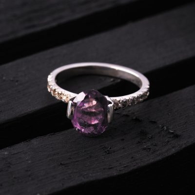 نگین آمیتیست بنفش تایلند با تراش چندوجهی، وزن 2 قیراط