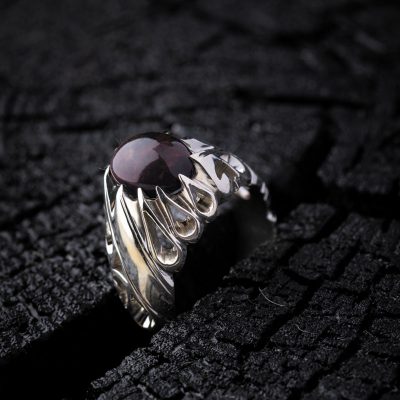 اوپال سیاه به شما کمک می‌کند تا در دنیا احساس ثبات و امنیت کنید.