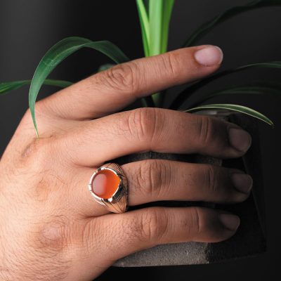 انتخاب رنگ در عقیق‌ها به دلیل تنوع رنگی بالا امری کاملاً سلیقه‌ای است.