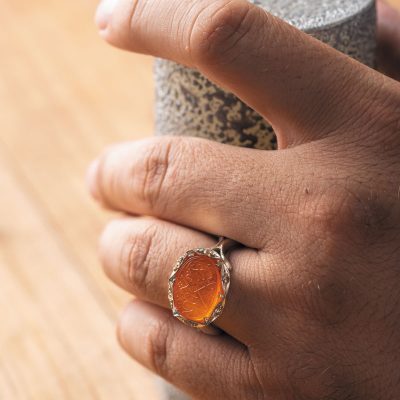 نگین عقیق زرد یمن با حکاکی «لا اله الا الله» امضاء بحر، ابعاد 12*15 میلی‌متر