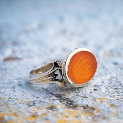 بهتر است انگشتری که برای انگشت وسط خود انتخاب میکنید، تا حد امکان ساده و کوچک باشد.