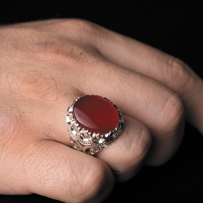 نگین عقیق سرخ یمن با تراش دامله، ابعاد 10*16 میلیمتر