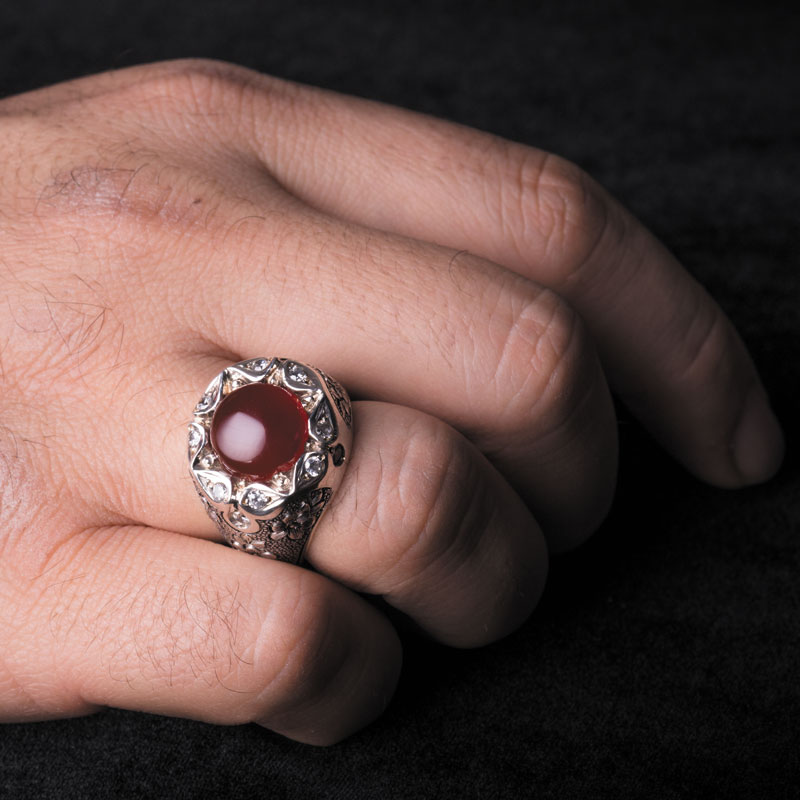 نگین عقیق سرخ یمن با تراش دامله، قطر 11 میلی‌متر