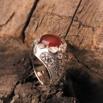 برای تزیین انگشترهای نگیندار از موزانایت مصنوعی استفاده زیادی میشود تا علاوه بر جلوه الماسگون، قیمت مناسبی داشته باشد.