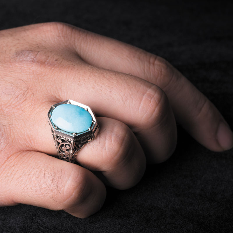 نگین فیروزه آبی نیشابور با تراش دامله، ابعاد 13*17 میلی‌متر