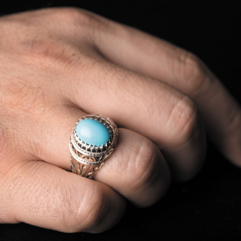 نگین فیروزه آبی نیشابور با تراش دامله، ابعاد 9*12 میلی‌متر