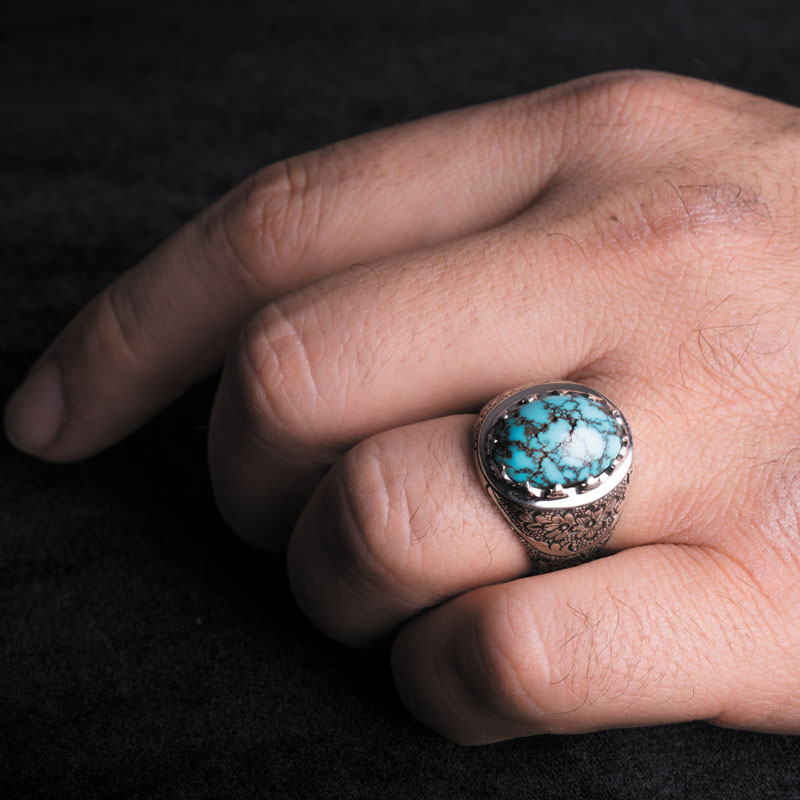 نگین فیروزه آبی نیشابور با تراش دامله، ابعاد 12*16 میلی‌متر