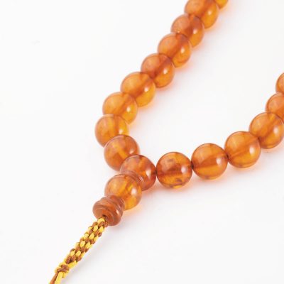 کهربا طلسم زیبایی است و به عنوان عسل جامد، اشک خدایان و قطره‌های خورشید شناخته می‌شود.