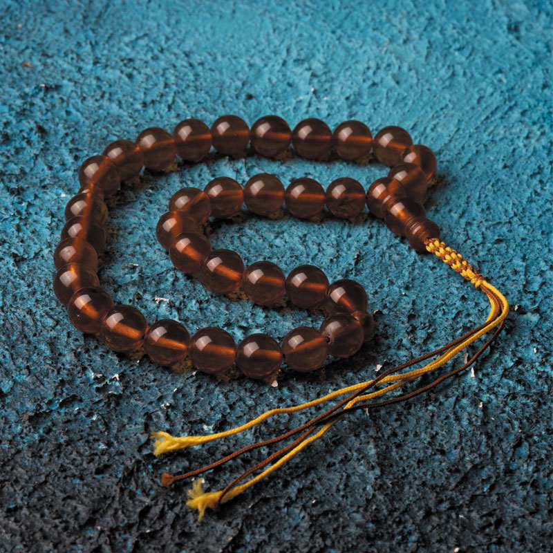 عدسک و شیخک کهربا با ابعاد شیخک 16*27 میلیمتر و ابعاد عدسک 7*7 میلیمتر با نخ بافته شدهی قهوهای