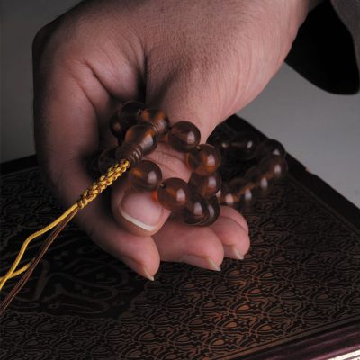 کهربا به ایجاد آرامش و چشم‌انداز خوشایند در موقعیت‌هایی سخت کمک کند.