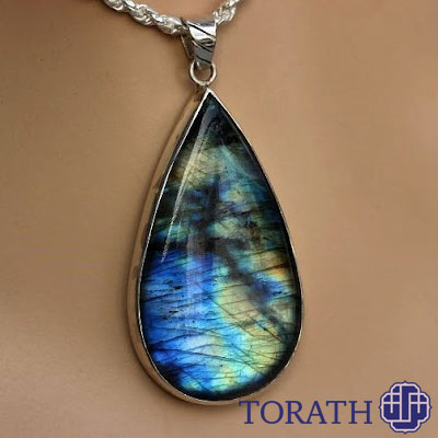 مهمترین فاکتورهای کنترلکنندهی قیمت لابرادوریت علاوه بر رنگ میزان رگههای سیاه و سفید موجود در سطح سنگ است.