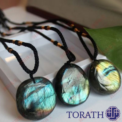 مهمترین انواع لابرادوریت شامل: اسپکترولیت، آندزین، سنگ ماه رنگینکمانی و سنگ خورشید است.