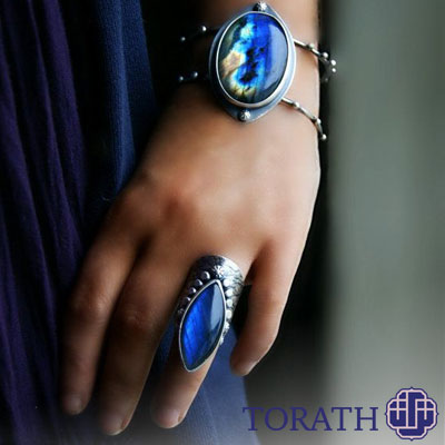 از آنجایی که لابرادوریت جز جواهرات مات تا نیمه شفاف به حساب میآید معمولاً به صورت گنبدی تراش میخورد.