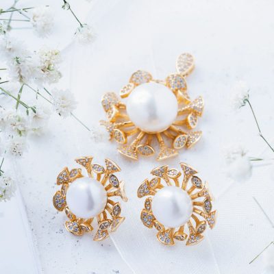 در مزارع مروارید (محل پرورش مروارید) از صدف به عنوان نرمتن میزبان استفاده میشود.