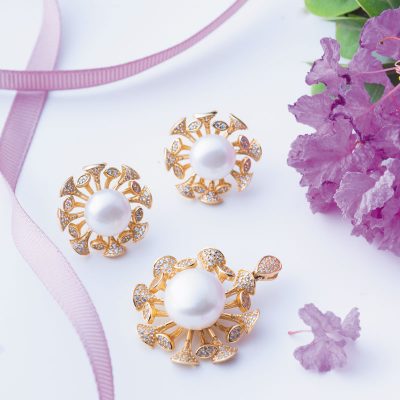 مرواریدها با درجه کیفیت، رنگ مناسب و شکل کروی بالاترین قیمت مروارید در دنیا را از آنِ خود کرده‌اند.