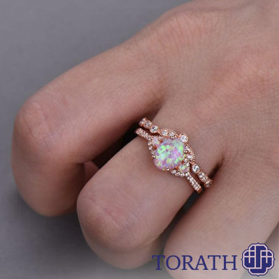 ضخامت اوپالهای صورتی حدود چهار میلیمتر است و رنگ آنها از صورتی گل میخک تا یاسی متغیر است.