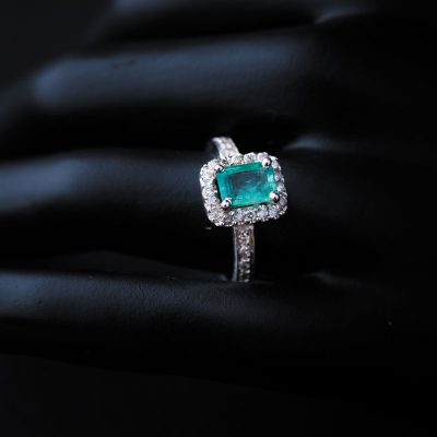 نگین زمرد سبز کلمبیا با تراش چندوجهی، وزن 1 قیراط